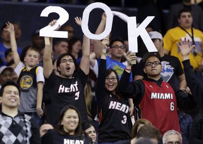 Seguidores de LeBron celebran el registro histórico de '20K'.