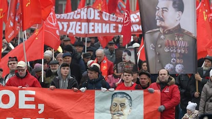 Manifestação do Partido Comunista Russo para comemorar a Revolução de Outubro de 1917, em 7 de novembro