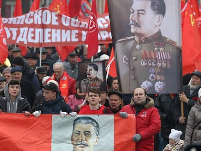 Manifestação do Partido Comunista Russo para comemorar a Revolução de Outubro de 1917, em 7 de novembro