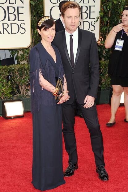 Ewan McGregor y Eve Mavrakis con un sobrio diseño de flecos de Marni. 