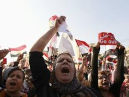 Un grupo de mujeres protestan contra el presidente egipcio Mohamed Morsi