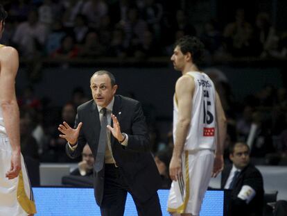 Ettors Messina da instrucciones a Dasic.