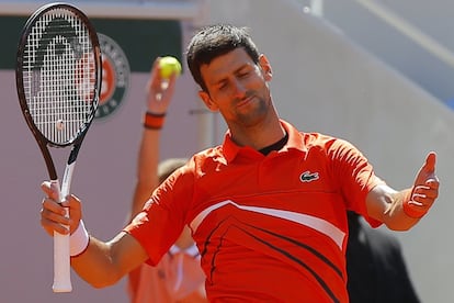 Novak Djokovic se lamenta tras perder un punto durante el encuentro.