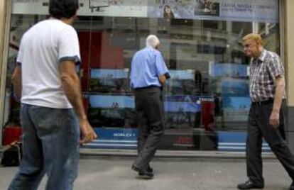 Dos hombres observan una vitrina con televisores exhibidos, en el centro de Buenos Aires (Argentina). EFE/Archivo