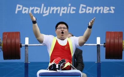 El chino Gu Xiao Fei celebra la plata en hombres de -82.50kg.