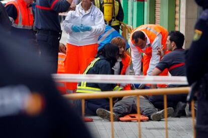 Los sanitarios intentan reanimar a uno de los hombres intoxicados por un escape de gas en Valencia.