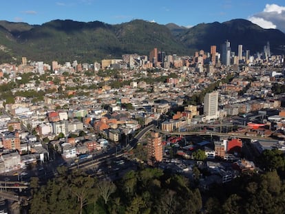 Vista panorámica de Bogotá en la que al fondo se ven los Cerros Orientales.