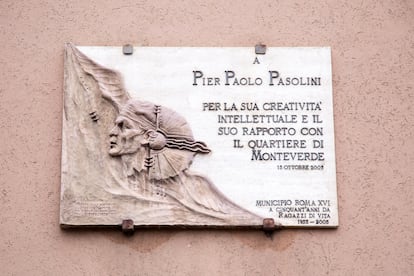 Placa en honor a Pier Paolo Pasolini en una calle del distrito romano de Monteverde, donde vivió y se inspiró.