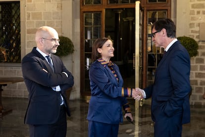 Desde la izquierda, el presidente de PRISA Media, Carlos Núñez, la directora de EL PAÍS, Pepa Bueno y el líder de los socialistas catalanes en el Parlamento de Cataluña, Salvador Illa. 
