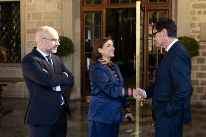 Desde la izquierda, el presidente de PRISA Media, Carlos Núñez, la directora de EL PAÍS, Pepa Bueno y el líder de los socialistas catalanes en el Parlamento de Cataluña, Salvador Illa. 