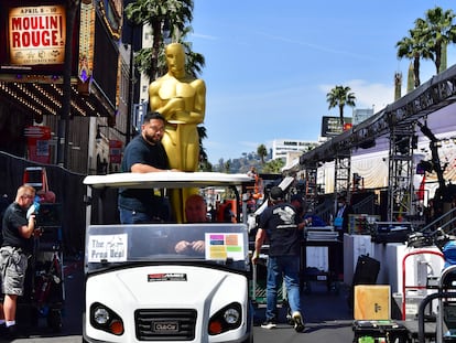 Dos operarios transportan una estatuilla gigante de los Oscar cerca del teatro Dolby de Los Ángeles, en vísperas de la gala de entrega de los premios.