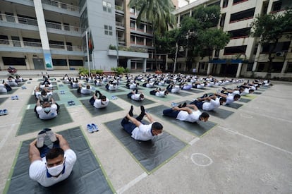 Miembros de la policía de Bangladés asisten a una sesión de yoga para reforzar el sistema inmunológico, en Daca.