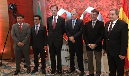 De izqierda a derecha, Saleh Al Mansoori, director de inversiones integradas de Mubadala, Musabbeh Al Kaabi, consejero de Cepsa y CEO de petróleo y química, Pedro Miró, CEO de Cepsa, Mustapha Guitoni, Ministro argelino de Energía, Álvaro Nadal, Ministro español de Energía y Abdelmoumen Ould Kaddour, Presidente y Director General de Sonatrach.