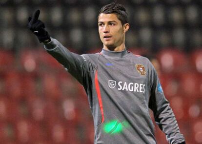 Ronaldo responde con un dedo al espectador que le apunta con un láser.