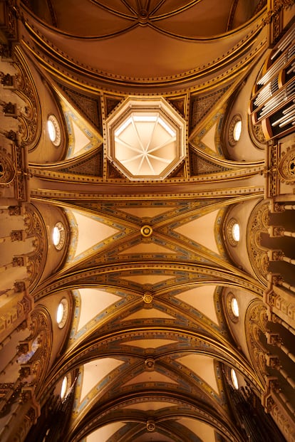 Detalle de las cúpulas del interior de la Basílica de Santa Cova.