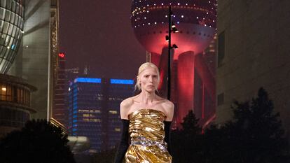 El desfile de Balenciaga en Shanghái: de la 'caja de zapatos bolso' al 'vestido papel de regalo'