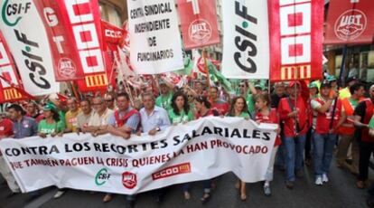 Asistentes a la manifestación por el recorte salarial a los funcionarios en las calles de Valencia.