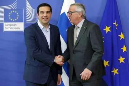 Alexis Tsipras estrecha la mano a Jean-Claude Juncker, a su llegada este mi&eacute;rcoles en Bruselas. 