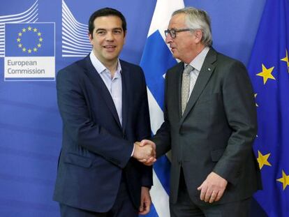Alexis Tsipras estrecha la mano a Jean-Claude Juncker, a su llegada este miércoles en Bruselas.