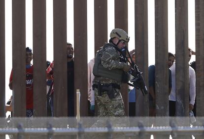 Un oficial de Aduanas y Protección Fronteriza de Estados Unidos camina a lo largo de la frontera con México.