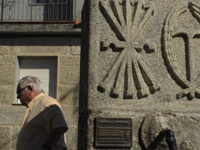 Fuente con el símbolo de la Falange y la nueva placa en Amoeiro (Ourense)
