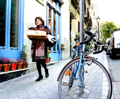 <b>BURGUÉS Y BOHEMIO</b></br></br>Situado en la margen izquierda del paseo de la Castellana, el llamado Triángulo de Oro madrileño evoca escenarios como el de la rive gauche parisiense. Y no solo por su aire afrancesado. Sin río Sena, algo parece fluir aquí: “Este barrio ahora mismo es un oasis”, cuenta Jaime Lucas, madrileño de 34 años, con aspecto de artista folk rock. Hace ocho, a su peluquería, Lucas 36 (Monte Esquinza, 36) le dio un “toque vintage”, con espejos de bombillas, fotos retro y sillas de barbería. Es uno de los modernos negocios de esta parte del noble barrio de Almagro (con algo más de 9.000 vecinos censados), en el distrito de Chamberí, donde uno y dos siglos atrás se asentaba la aristocracia. Delimitado por las calles de Almagro, Génova y Miguel Ángel, forma una sección triangular sobre el plano. Residencial y luminoso, pasa desapercibido. Es el nuevo barrio bobo(bourgeois-bohème, dígase “bobó”) o burgués-bohemio.