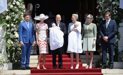 Alberto y Charlene, con sus hijos y los padrinos de estos.