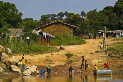 Desde la orilla camerunesa se divisa la República Centroafricana, país sumido en una guerra civil entre facciones políticas y religiosas. Pocos meses después de que se hiciera con el poder un gobierno católico, comenzaron las persecuciones y matanzas de musulmanes.