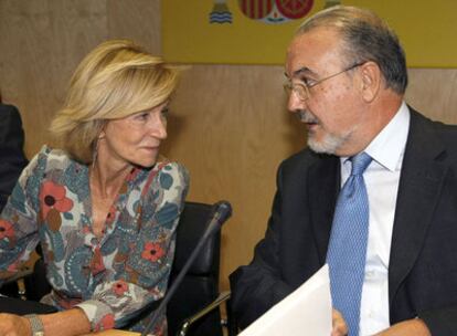 El vicepresidente segundo y ministro de Economía y Hacienda, Pedro Solbes, conversa con la ministra de Administraciones Públicas, Elena Salgado, durante la reunión del Consejo de Política Fiscal y Financiera.