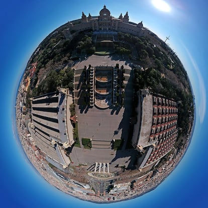 El resultat va ser tan sorprenent que va continuar fotografiant diversos punts de la capital catalana. La Rambla, la platja de la Barceloneta o el Camp Nou, han estat alguns dels punts que Alencastro ha anat fotografiant amb un resultat sorprenent. A la imatge, la font màgica de Montjuïc.