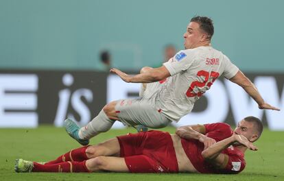 Strahinja Pavlovic (abajo) trata de robarle un balón al suizo Xherdan Shaqiri en el partido de esta noche. 