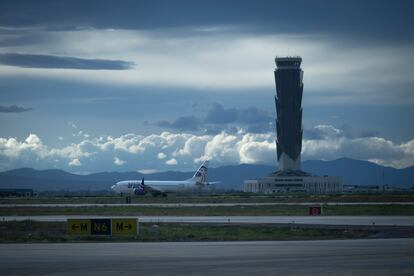 Un avión se prepara para despegar desde la pista del AIFA, el pasado 11 de octubre.