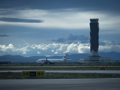 Un avión se prepara para despegar desde la pista del AIFA, el pasado 11 de octubre.