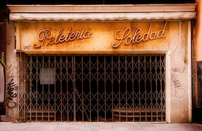 Una tienda cerrada en una calle del centro de Madrid.