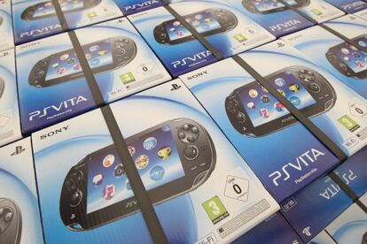 Cajas con el nuevo modelo de la Play Station Vita, que hoy se ha lanzado en Europa, Norteamérica y Asia