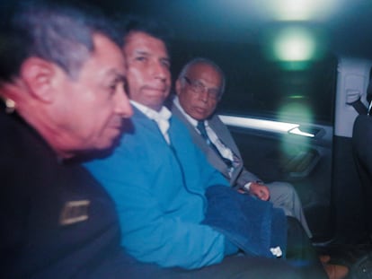 Pedro Castillo (en el centro), tras ser detenido este miércoles.