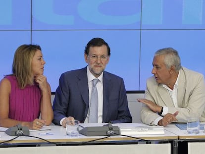 Cospedal, Rajoy y Arenas, en la reuni&oacute;n del PP.