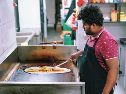 El cocinero de Dookan preparando Masala dosa.