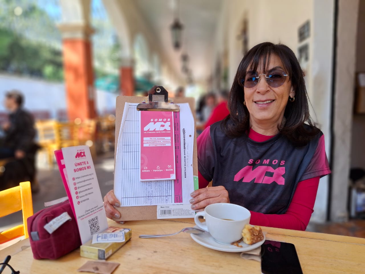Nelly Valladares recaba firmas para afiliarse a Somos México, en el centro de Tlalpan, en Ciudad de México, este domingo. 