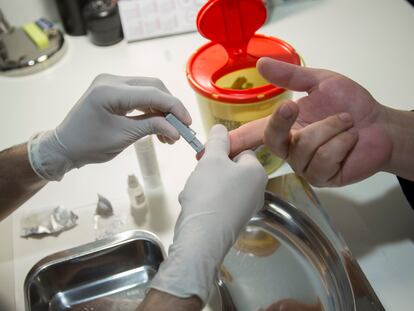 A health professional performs an HIV detection test in Barcelona.