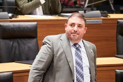 Unai Hualde (Geroa Bai) durante la sesión constitutiva del Parlamento de Navarra, a 16 de junio de 2023, en Pamplona, Navarra