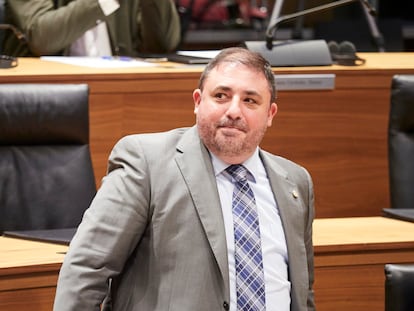 Unai Hualde (Geroa Bai) durante la sesión constitutiva del Parlamento de Navarra, a 16 de junio de 2023, en Pamplona, Navarra