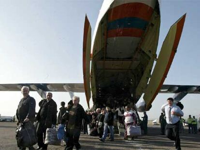 Un grupo de georgianos deportados de Rusia desciende de un avión del Gobierno ruso ayer en Tbilisi (Georgia).