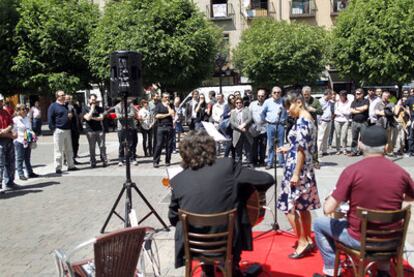 Homenaje que amigos y vecinos del dibujante Juan Carlos Eguillor le rindieron en Malasaña.