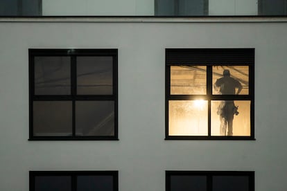 Un trabajador de la construcción en un edificio de Santiago de Compostela, este martes. 