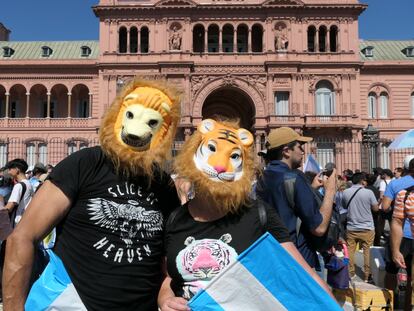 Seguidores de Javier Milei, a las afueras de la Casa Rosada, en Buenos Aires, el 10 de diciembre de 2023.