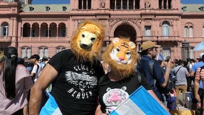 Simpatizantes del presidente electo de Argentina, Javier Milei, se reúnen en la Casa Rosada para recibirlo, el pasado domingo en Buenos Aires.