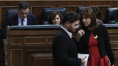 Laura Borrás (Junts per Catalunya) y Gabriel Rufián (ERC) delante de la bancada del Gobierno en el Congreso.