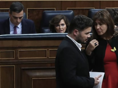 Laura Borrás (Junts per Catalunya) y Gabriel Rufián (ERC) delante de la bancada del Gobierno en el Congreso.