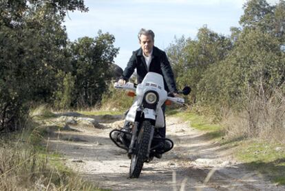 Marcos de Quinto, en el campo con la moto, una de sus aficiones favoritas.